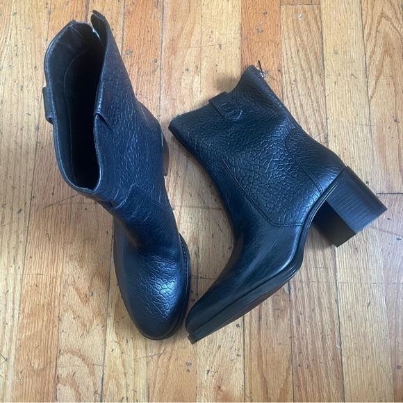 Vince Camuto Black Leather Crackle Embossed Block Heel Boots Size 9.5 - Picture 1 of 6